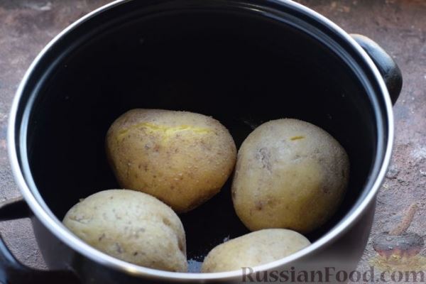 Картофельные лодочки с мясным фаршем в томатном соусе и сыром